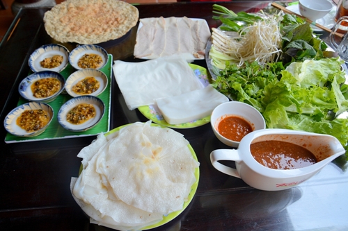 Đặc sản Đà Nẵng gồm cả bánh đập và bánh bèo chén.